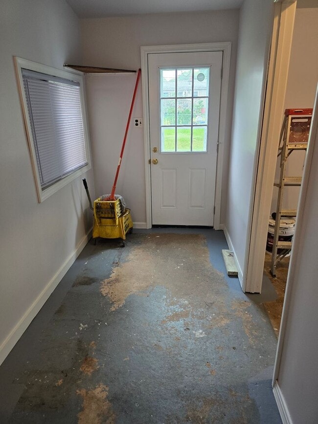 Building Photo - Three bedroom one bath in New Castle
