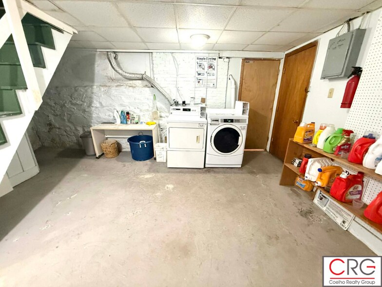 Building Photo - 53 Elm St