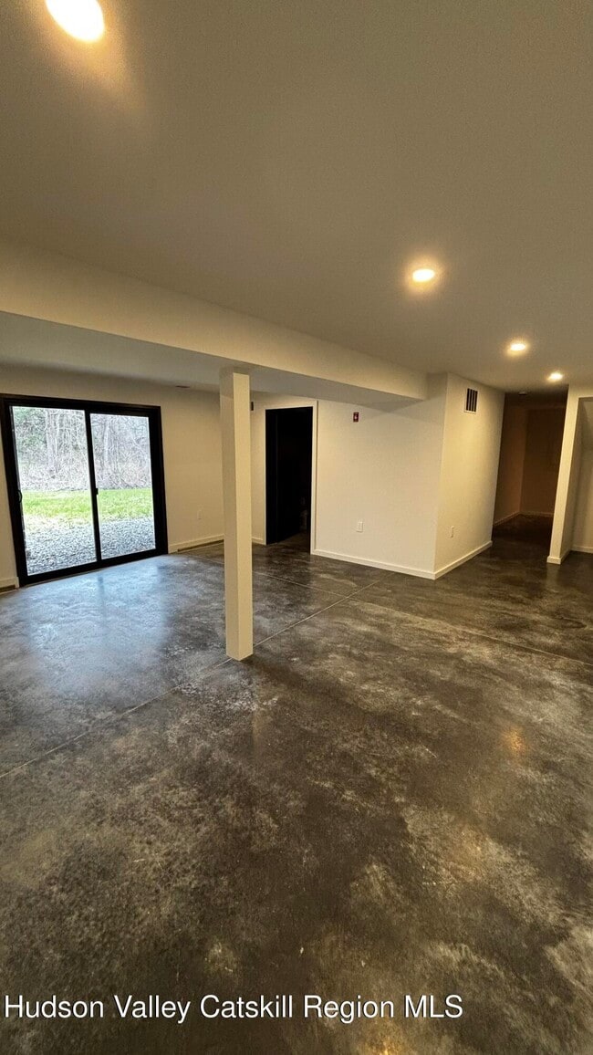 Building Photo - 13 Regal Rd