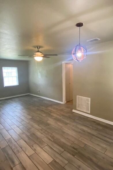 Building Photo - 926 Apache St