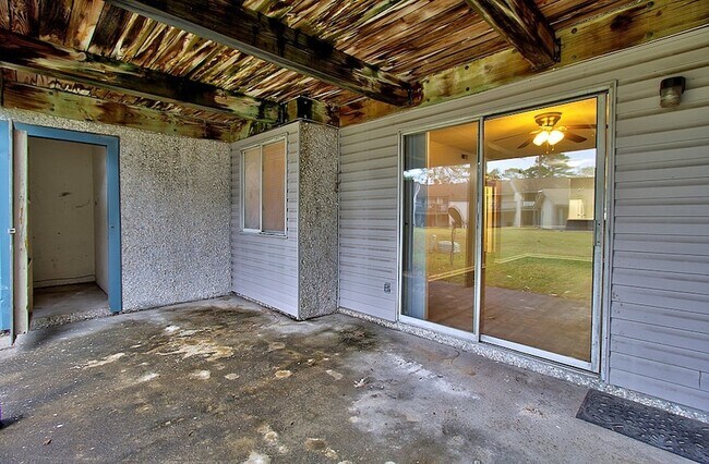 Building Photo - 910 Brett Dr
