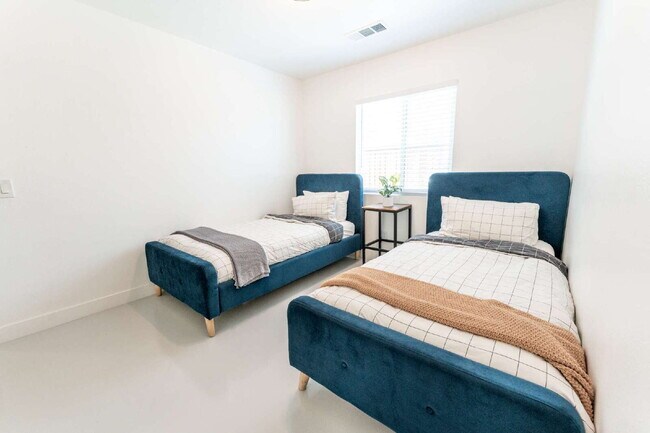 Building Photo - Coachella 4 Bedrooms Stunner