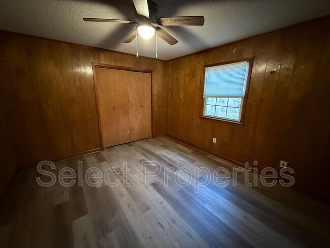 Building Photo - 819 W Matthews Ave