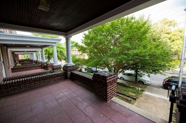 Building Photo - 2026/2027 JHU off-campus Renovated Charles Village 5bd/2ba w/ W/D & CAC Available 6/9/26