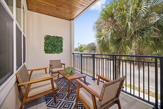 Building Photo - Beautiful Townhouse in Seminole Heights