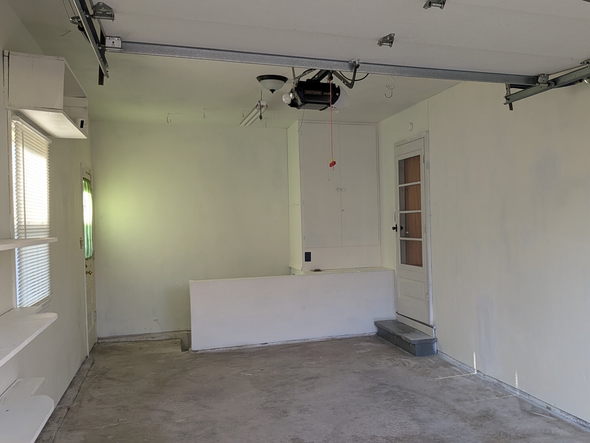 Building Photo - 702 W 39 St N