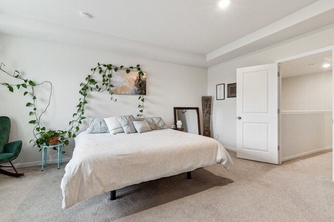 Building Photo - Well maintained 3-Bed 2.5 Bath Townhouse i...
