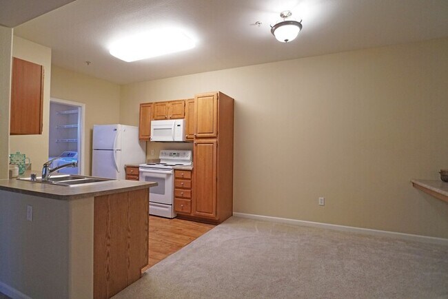 Building Photo - 3 bedroom, 2 bathroom condo with great flo...