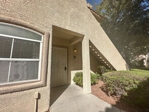 Building Photo - First floor 2 bedroom 2 bathroom 1 den spa...