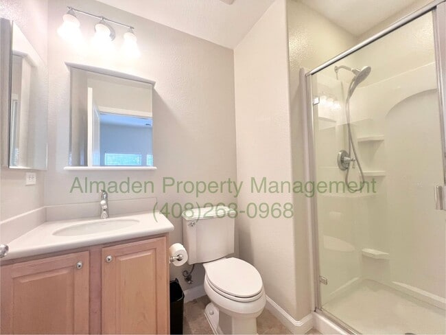 Building Photo - Newer Corner Townhome in Great Location! Central A/C & Pets Negotiable!