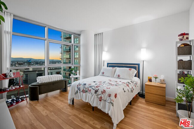 Building Photo - 13700 Marina Pointe Dr