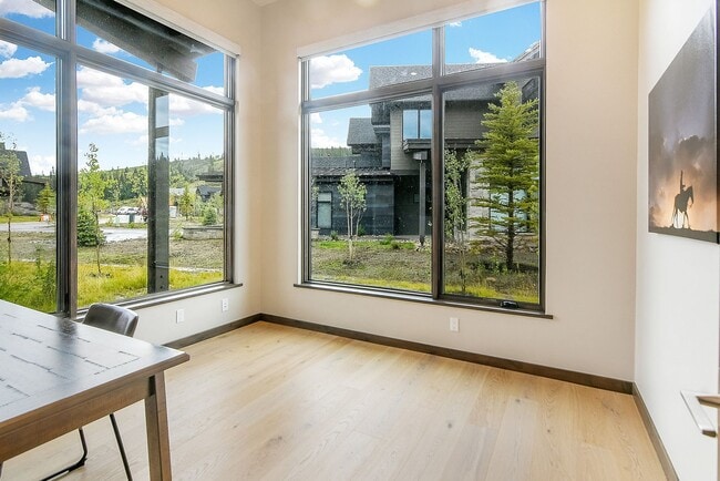 Building Photo - Luxury ski season rental is an entertainer...