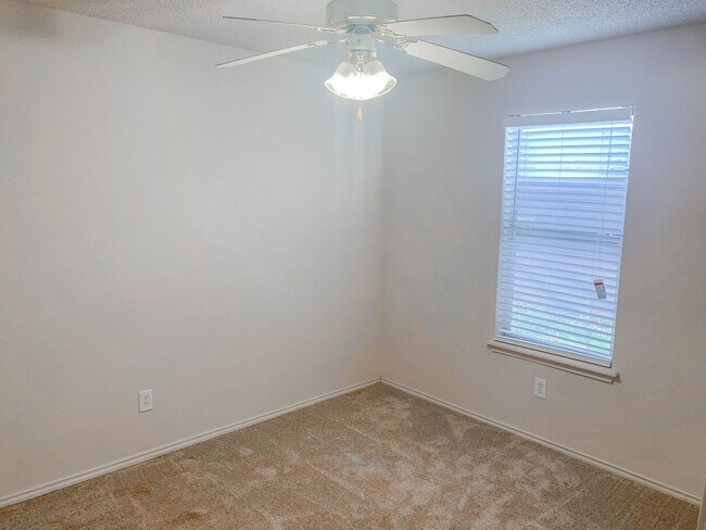 Building Photo - Retro Charm in Every Detail 3Bed/2Bath!