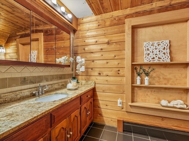 Building Photo - 217 Huntington Rd