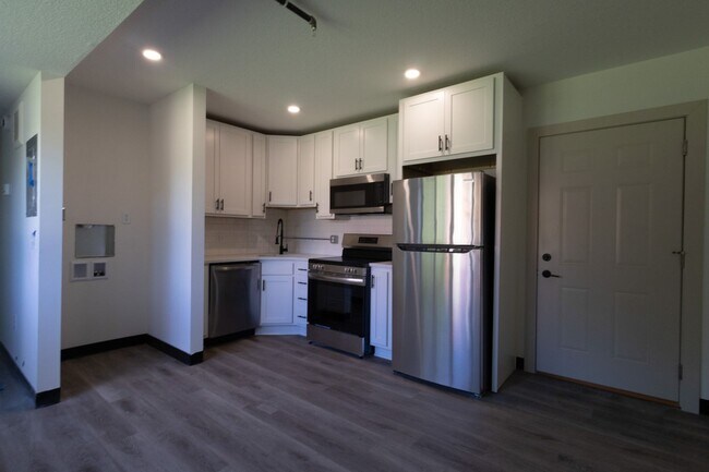 Building Photo - $1,450 / 2br - 560ft2 - RENOVATED 2BD, 1BA...