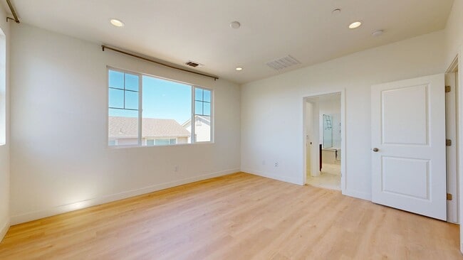 Building Photo - 1605 Rose Clover St