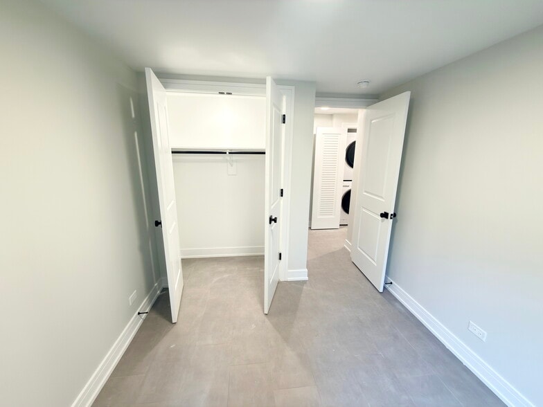 Building Photo - 858 N Paulina St