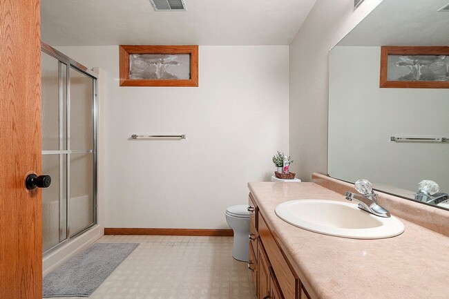 Building Photo - 5 BEDROOM 4.5 BATH PRIVATE BACKYARD