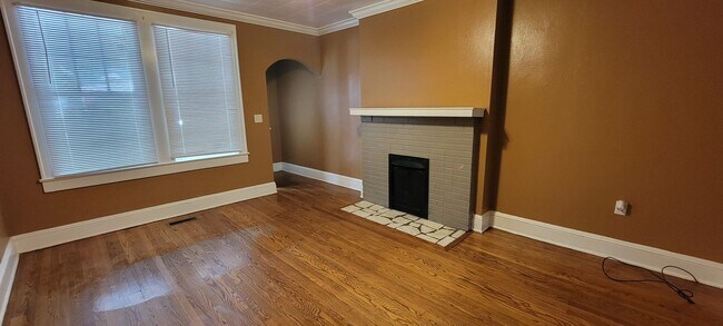 Building Photo - 1622 Christine Drive . Central air and hea...