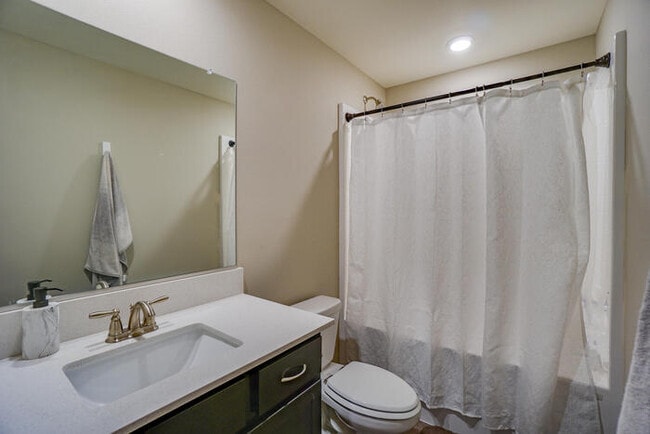 Building Photo - NEWER THREE BEDROOM IN ORCHARDS