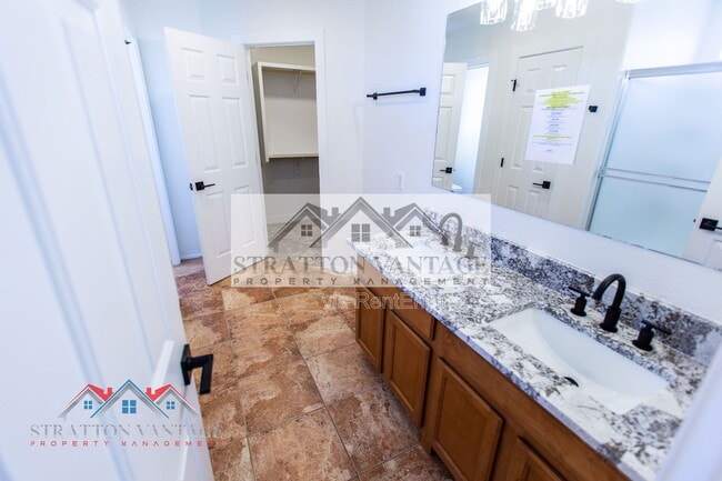 Building Photo - 484 E Cheyenne Rd