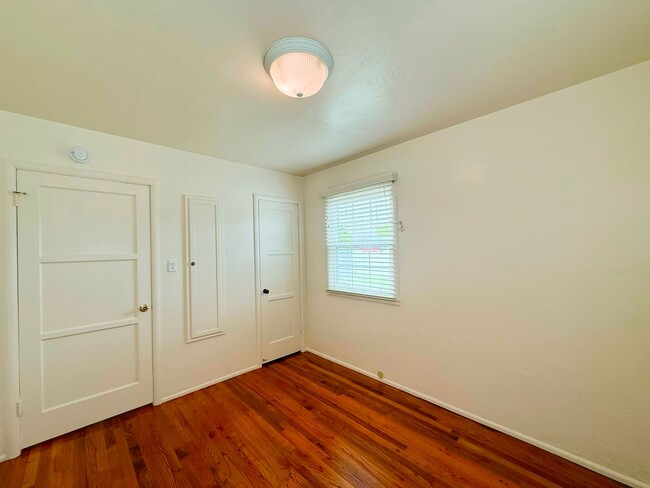 Building Photo - Classic Crown Point Beach Home – Charming Coastal Living Just Minutes from the Bay