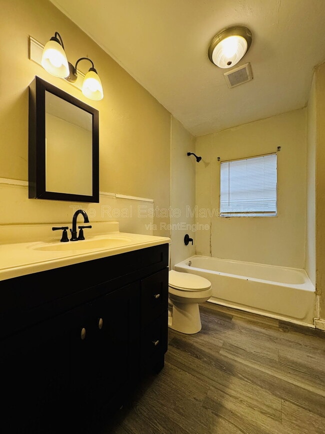 Building Photo - 2208 Duncan Ave