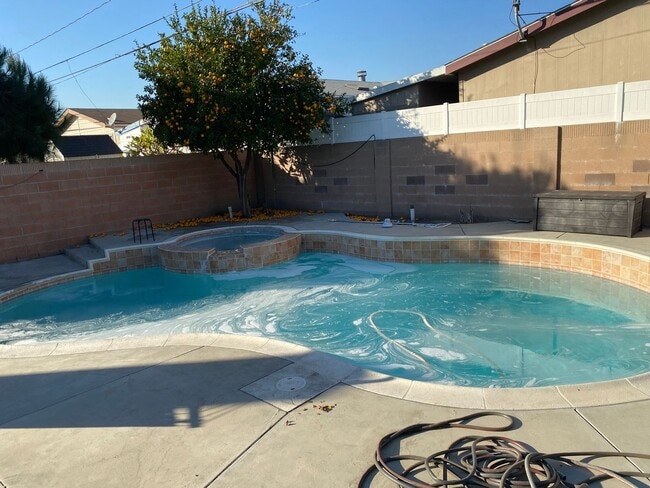 Building Photo - Beautiful 3 bedroom home with pool in Fountain Valley