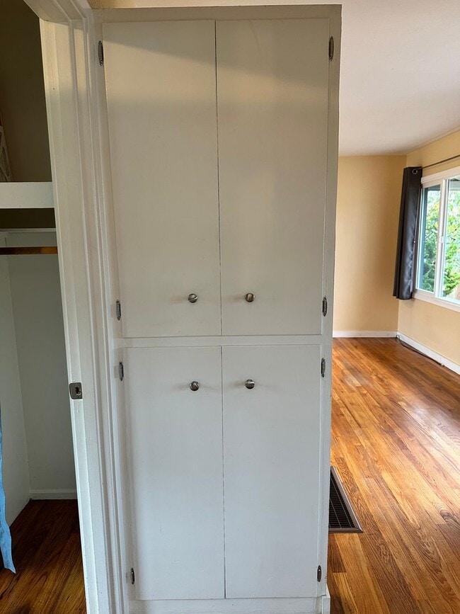 Building Photo - 2 Bedroom/ 1 Bath House in Eureka, Single car Garage with Washer & Dryer included!!