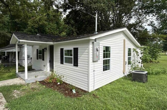 Building Photo - 325 Sectionline St