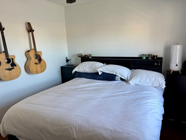 Building Photo - 4954 W Cullom Ave