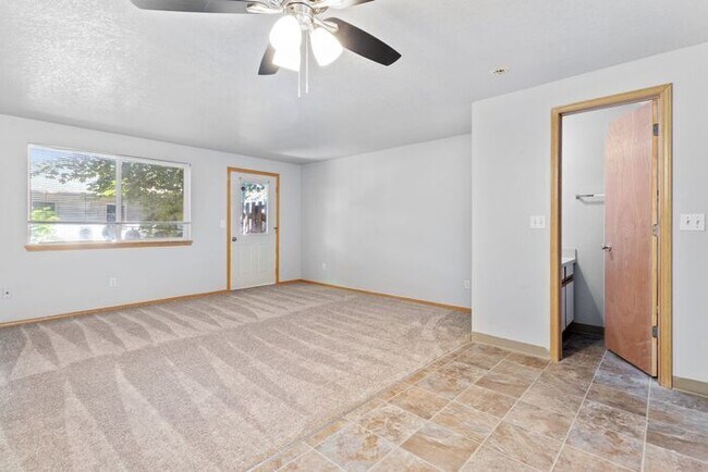 Building Photo - Beautiful 2 bed 1 bath apartment