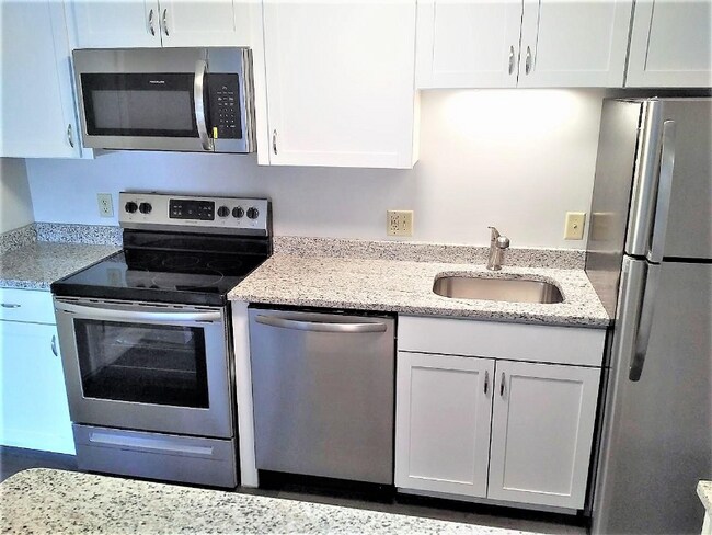 Building Photo - 9 Strawberry Bank Rd