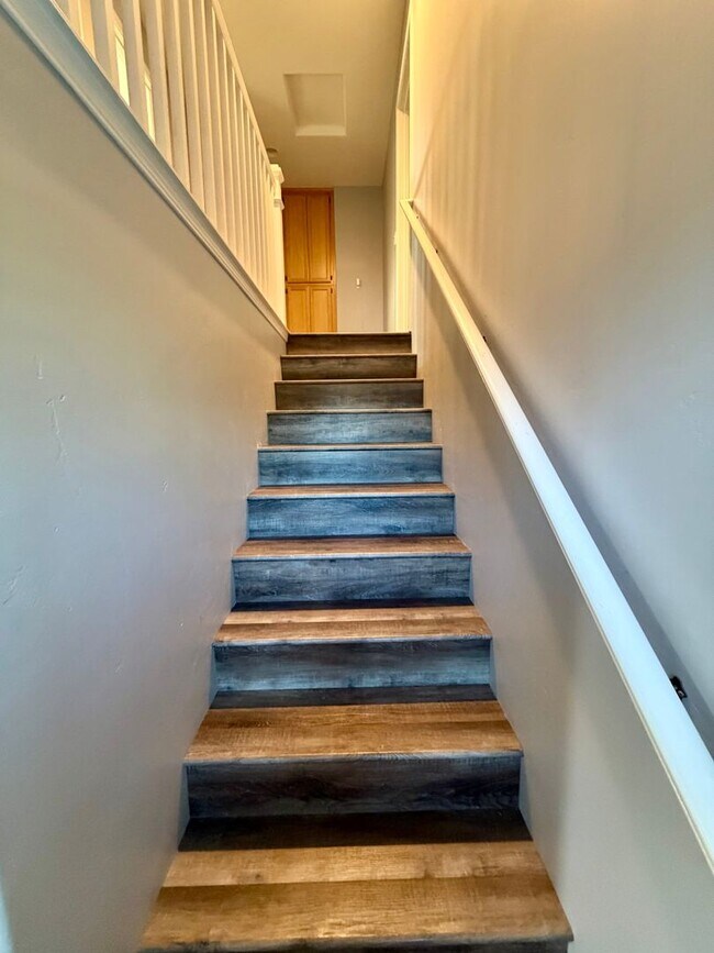 Building Photo - Beautiful 3 Bedroom 2.5 Bathroom Single Fa...