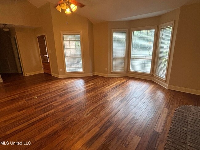 Building Photo - 132 Hillcrest Way