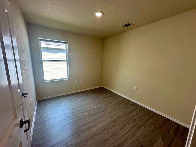 Building Photo - *Cozy 3/2 Single Story on Greenbelt* Gas C...