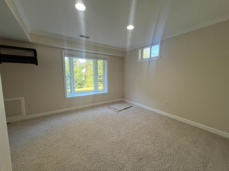 Building Photo - 8302 Silverthorn Rd