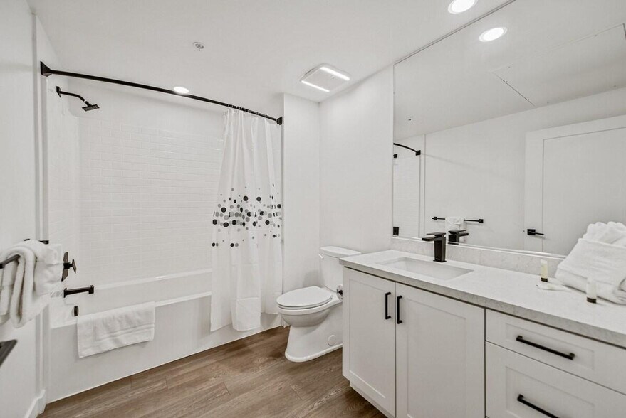 Building Photo - 375 Camino De La Reina