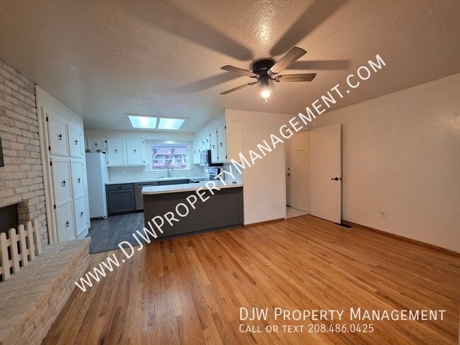 Building Photo - 9144 W Dalton Pl