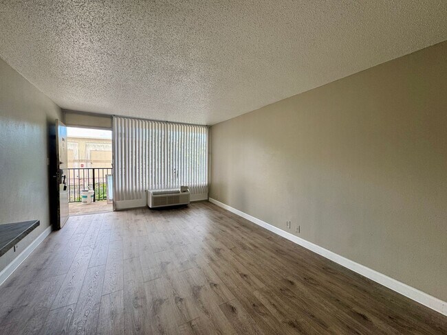 Building Photo - Newly renovated Studio apartment - Water, Electric, Cable TV Included!