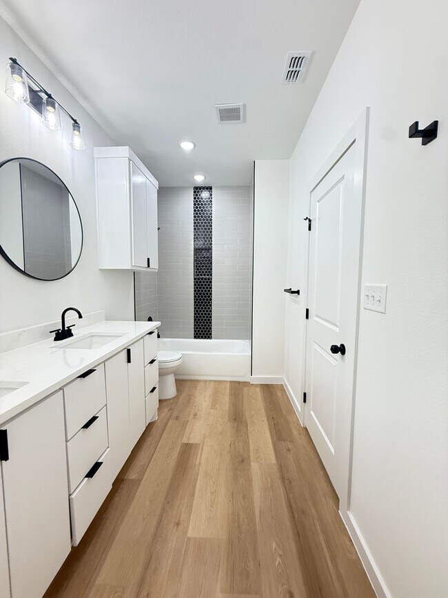 Building Photo - Brand New Stunning Town-Home!