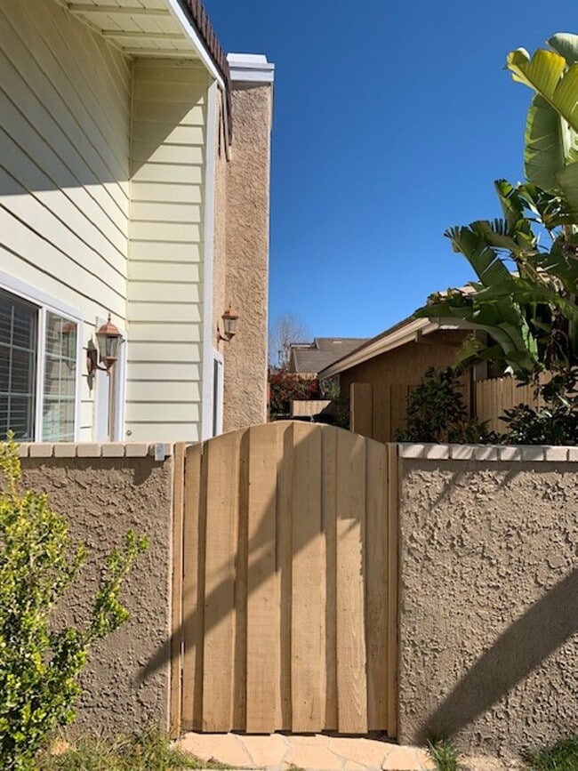 Building Photo - Moorpark 3 Bedroom Single Story with Private Backyard