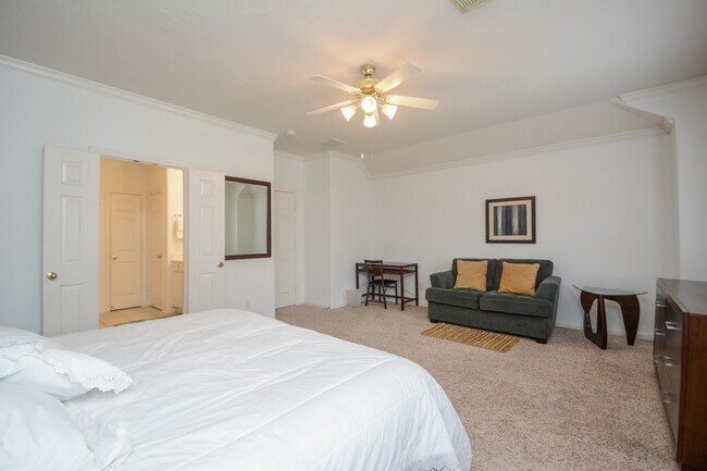 Building Photo - 2 Stone Arrow Pl