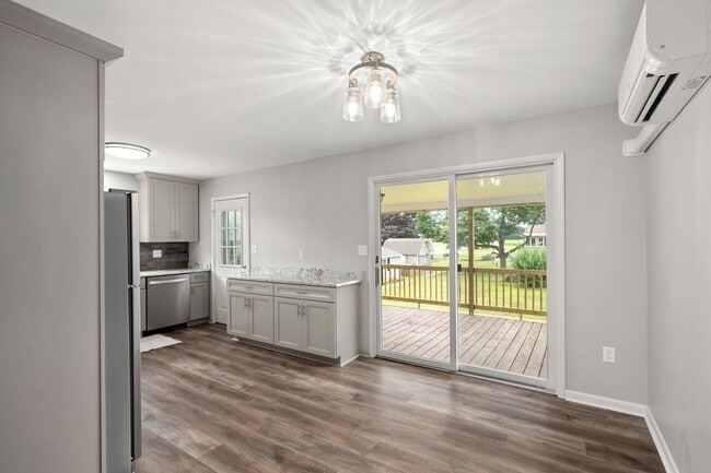 Building Photo - Charming Bi-Level for rent in Milford, $2,...