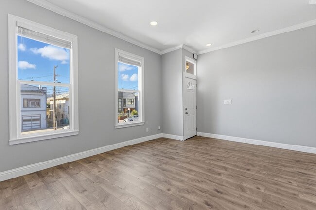 Building Photo - Bright & Modern 2BR Flat with Driveway Parking — Newly Renovated in Silver Terrace