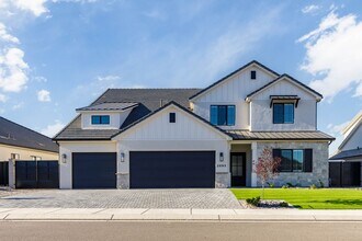 Building Photo - Beautiful 6-Bedroom Home for Rent in Prime...