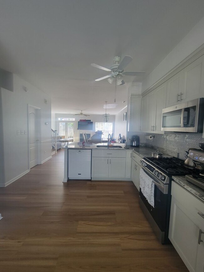Building Photo - Beautifully Updated Townhouse in Sought-Af...