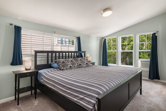 Building Photo - 2530 E Madison St