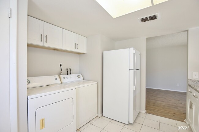 Building Photo - Beautful 2/2 Condo with Modern Kitchen in ...