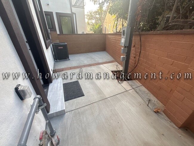 Building Photo - 2017 Centinela Ave